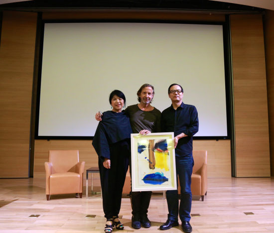 王春辰代表中央美术学院接受卡斯特利捐赠的《自画像》 王春辰代表中央美术学院接受卡斯特利捐赠的《自画像》