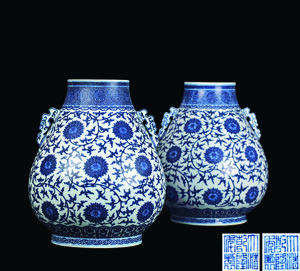 清乾隆 青花缠枝莲纹双耳鹿头尊一对 成交价:RMB 10350000 清乾隆 青花缠枝莲纹双耳鹿头尊一对 成交价:RMB 10350000