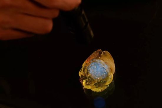 翠薇阁馆藏天然无优化蜜蜡,在紫光下呈紫,故判为无优化。 翠薇阁馆藏天然无优化蜜蜡,在紫光下呈紫,故判为无优化。
