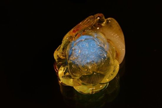 上图为翠薇阁天然无优化蜜蜡 上图为翠薇阁天然无优化蜜蜡