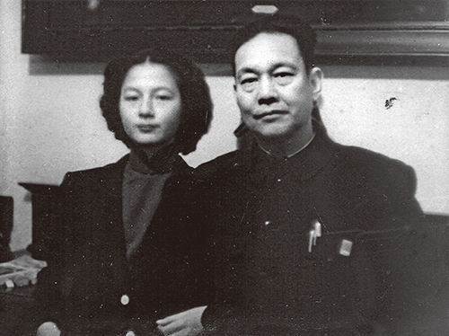 周信芳先生和其女儿周采蕰女士 周信芳先生和其女儿周采蕰女士