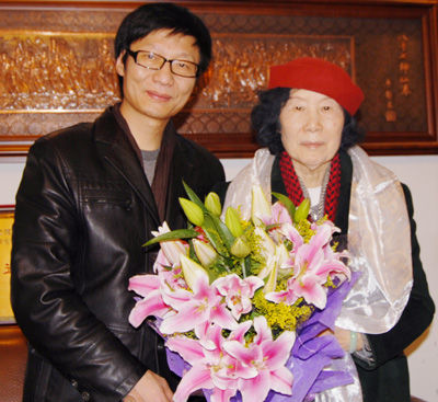 内蒙古文化艺术研究会秘书长乔夫给廖静文先生敬献哈达和鲜花。 内蒙古文化艺术研究会秘书长乔夫给廖静文先生敬献哈达和鲜花。