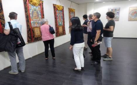 本次青海代表团远赴法兰西参展,不仅让中国世界非遗项目——热贡艺术与世界艺术文化界完美对接,更真正的把中国非物质文化遗产唐卡带入到世界级舞台,对于“让世界了解热贡艺术”迈出了历史性的一步,是中国文化又一跨时代的里程碑时刻,是中国热贡唐卡艺术走向世界的美好开端。 本次青海代表团远赴法兰西参展,不仅让中国世界非遗项目——热贡艺术与世界艺术文化界完美对接,更真正的把中国非物质文化遗产唐卡带入到世界级舞台,对于“让世界了解热贡艺术”迈出了历史性的一步,是中国文化又一跨时代的里程碑时刻,是中国热贡唐卡艺术走向世界的美好开端。