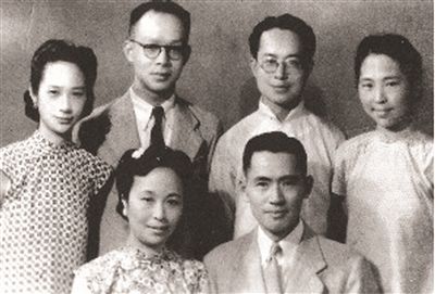 左图:1946年,三连襟与三姐妹于上海合影。前:张元和、顾传玠,后排从左到右:张允和、周有光、沈从文、张兆和。 左图:1946年,三连襟与三姐妹于上海合影。前:张元和、顾传玠,后排从左到右:张允和、周有光、沈从文、张兆和。