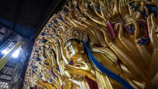 千手观音贴金彩绘争议:金碧辉煌能否保持文物原貌 千手观音贴金彩绘争议:金碧辉煌能否保持文物原貌