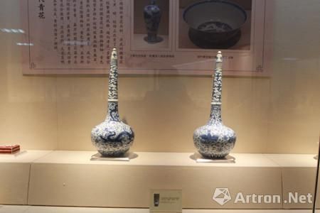 明成化青花鹤颈瓶(图片源自浙江师范大学官方网站)