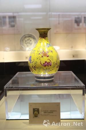 黄底粉彩九福捧寿玉壶春梅瓶(图片源自浙江师范大学官方网站)