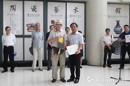 李舒弟(左)在浙江师范大学陶瓷艺术馆开幕现场(图片源自浙江师范大学官方网站)