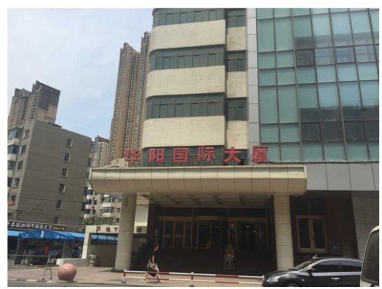 事发地点门前 身着中一物业工作服的男子,严密把手着通往事发电梯的门口 事发地点门前 身着中一物业工作服的男子,严密把手着通往事发电梯的门口
