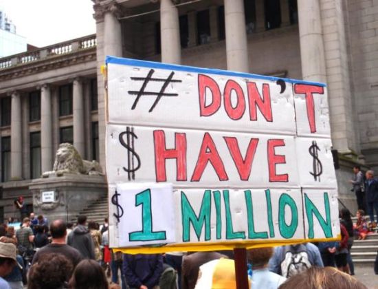 当地年轻人声讨炒房团