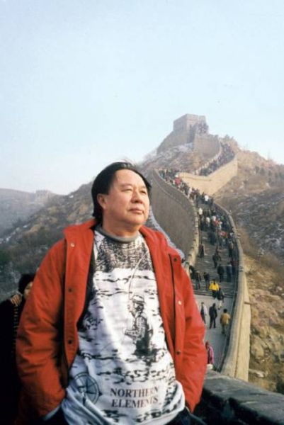 1998年末，牟其中在长城(被捕前的最后一张照片)