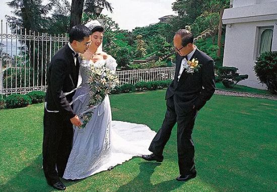 1993年李泽钜大婚，现育有三女一子