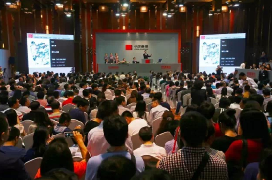 中国嘉德2015春拍 潘天寿《鹰石山花图》拍卖现场 中国嘉德2015春拍 潘天寿《鹰石山花图》拍卖现场
