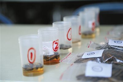 焦糖味瓜子掉色严重。