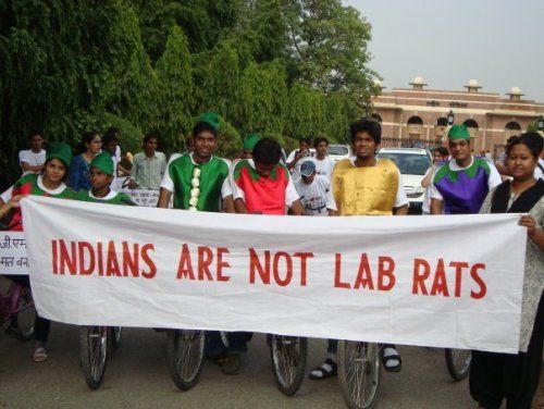 横幅上文字为“印度人不是做实验用的老鼠”