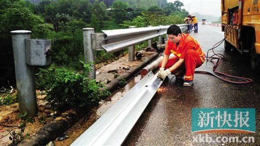 ■广河高速方面的工作人员正在修复被撞毁的护栏。