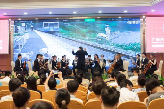 刘明老师带领广州青年交响乐团演奏