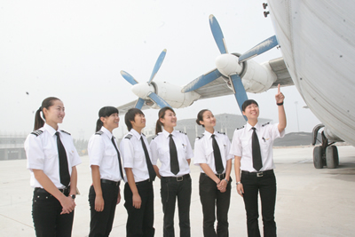 中国民航首批高中起点本科女飞行员学成回国(
