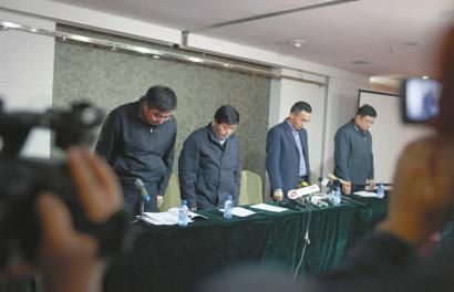 昨日17时,新闻发布会开始前,辽宁省煤炭工业管理局等部门相关领导向遇难者集体默哀 本报特派阜新记者 白石 摄
