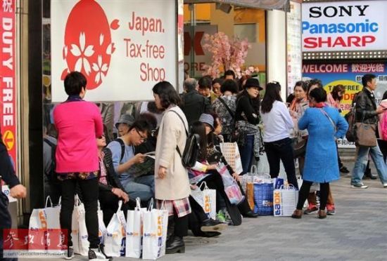 中国赴日游客数量激增导致酒店爆满。图为东京街头,中国游客随处可见。