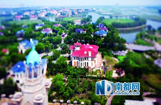 移轴镜头下,京津新城空置的别墅群仿佛是沙盘中的模型。京津新城远景规划占地面积260平方公里,一共包括8000多套别墅,目前建成的约3000套。