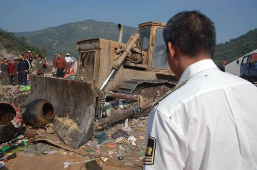 [图文]浙江黄岩区公开销毁劣质食品5.3吨_滚动