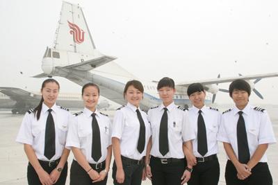 中国民航首批高中起点本科女飞行员学成回国(