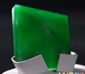 图为翡翠原石 (图片来源:经济半小时) 图为翡翠原石 (图片来源:经济半小时)