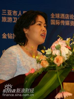 图文:三亚市旅游产业发展局局长杜丽银_会议讲
