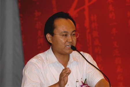 中国皮具之都党委书记崔建军在讲话_会议讲座