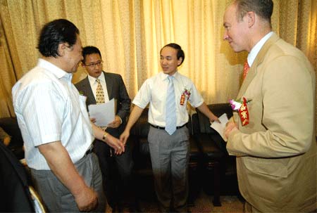 王永会前接待与会嘉宾