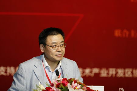 图文:软银赛富创始合伙人阎炎主题演讲_会议讲