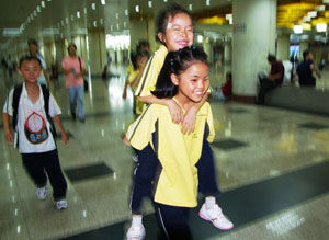 图文:爱心学校同学互相帮助