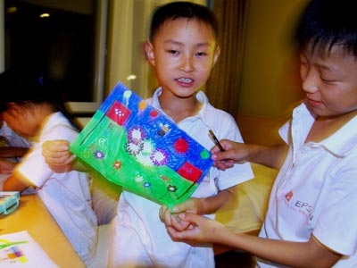 图文:红粉笔-爱在北京夏令营同学画奥运主题画