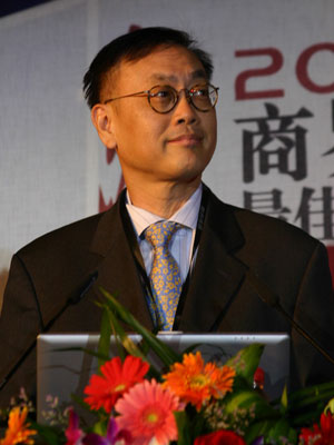 图文:博思艾伦咨询公司大中华区总裁谢祖墀颁