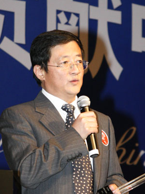 图文:中国化工集团总经理任建新领奖_会议讲座