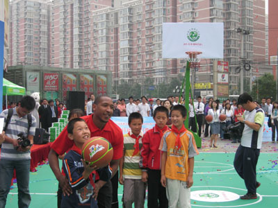 图：NBA球星教小学生打篮球