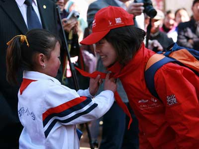 麦理惠环保希望小学学生向志愿者献红领巾