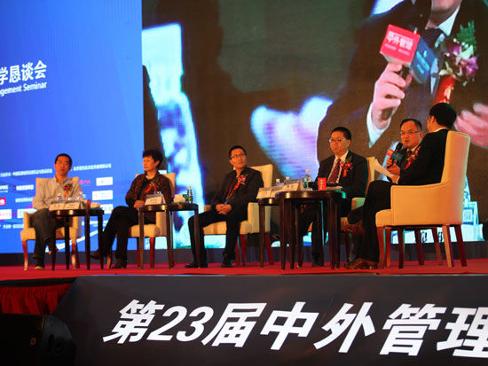 由《中外管理》杂志社主办的“第23届中外管理官产学恳谈会”于2014年11月1日-3日在北京召开。上图为主题论坛：如何站对互联网下一个“风口”。(图片来源：新浪财经 梁斌 摄)
