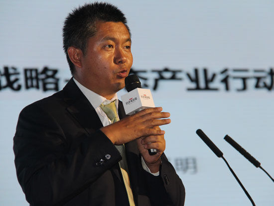 由《经济观察报》主办的“2014-2015年度中国最受尊敬企业评选”颁奖典礼于7月29日在北京举行。上图为内蒙古和信园蒙草抗旱绿化股份有限公司董事长王召明。(图片来源:新浪财经)