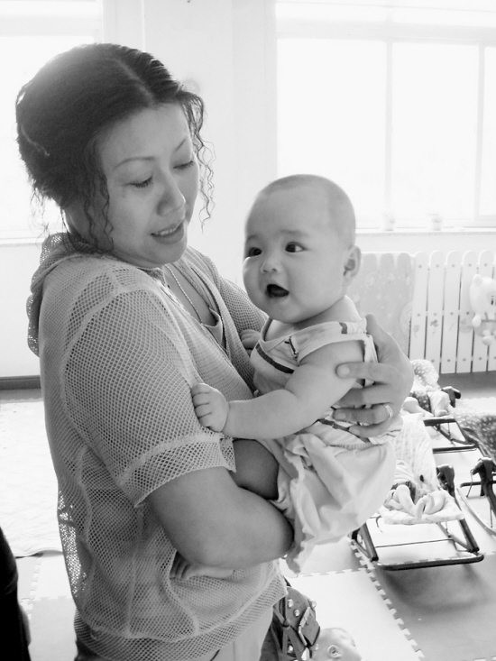 和平二校党员教师七一慰问孤残儿童_滚动新