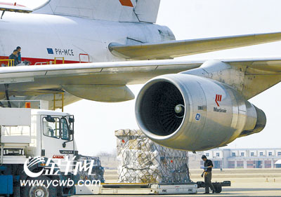 白云机场全力打造货运枢纽_滚动新闻