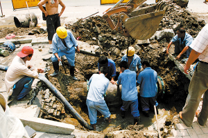 平凉路宁武路一地下水管爆裂_滚动新闻