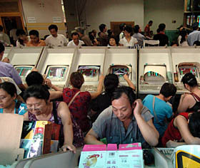 中国股市再度站上历史高点 市场呈普涨格局_滚