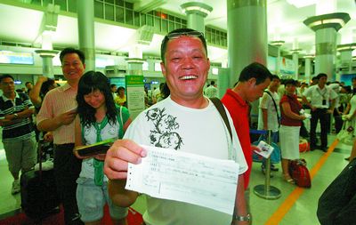 99元飞上海 春秋航空首批特价票乘客昨乘机赴