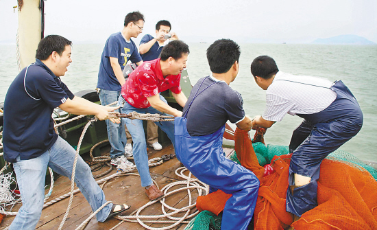 游客体验渔家乐_滚动新闻