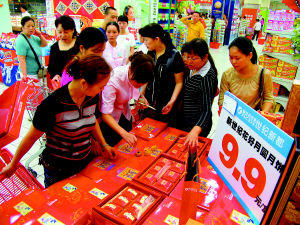 新世纪超市9.9元礼盒月饼受追捧_生活消费-消