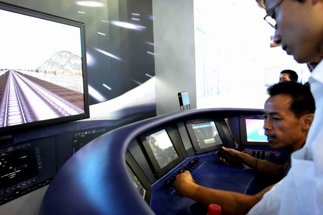 火车驾驶模拟系统亮相铁路技术装备展览会