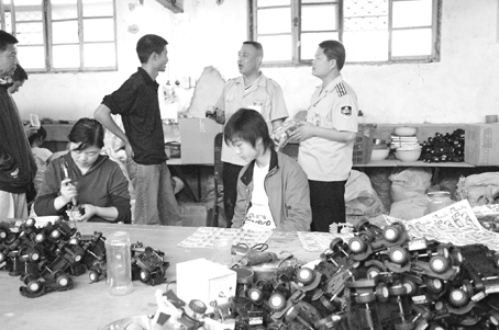 [图文]随着产品质量和食品安全专项整治行动的不断深入，山东省郯城县质量技监局日前开始对全县儿童用品生产企业、经营网点经营的儿童食品、饮料、玩具、童鞋、游艺设施、玩具、文具等用品进行执法检查