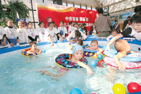 [ͼ��]10��20�գ��й��׽���汭Ӥ����Ӿ�����ڱ���Բ�������Ļ